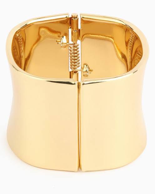 Bracelete Dourado com Dobradiça e Fecho de Pressão: Uma Peça de Declaração para Mulheres Sofisticadas