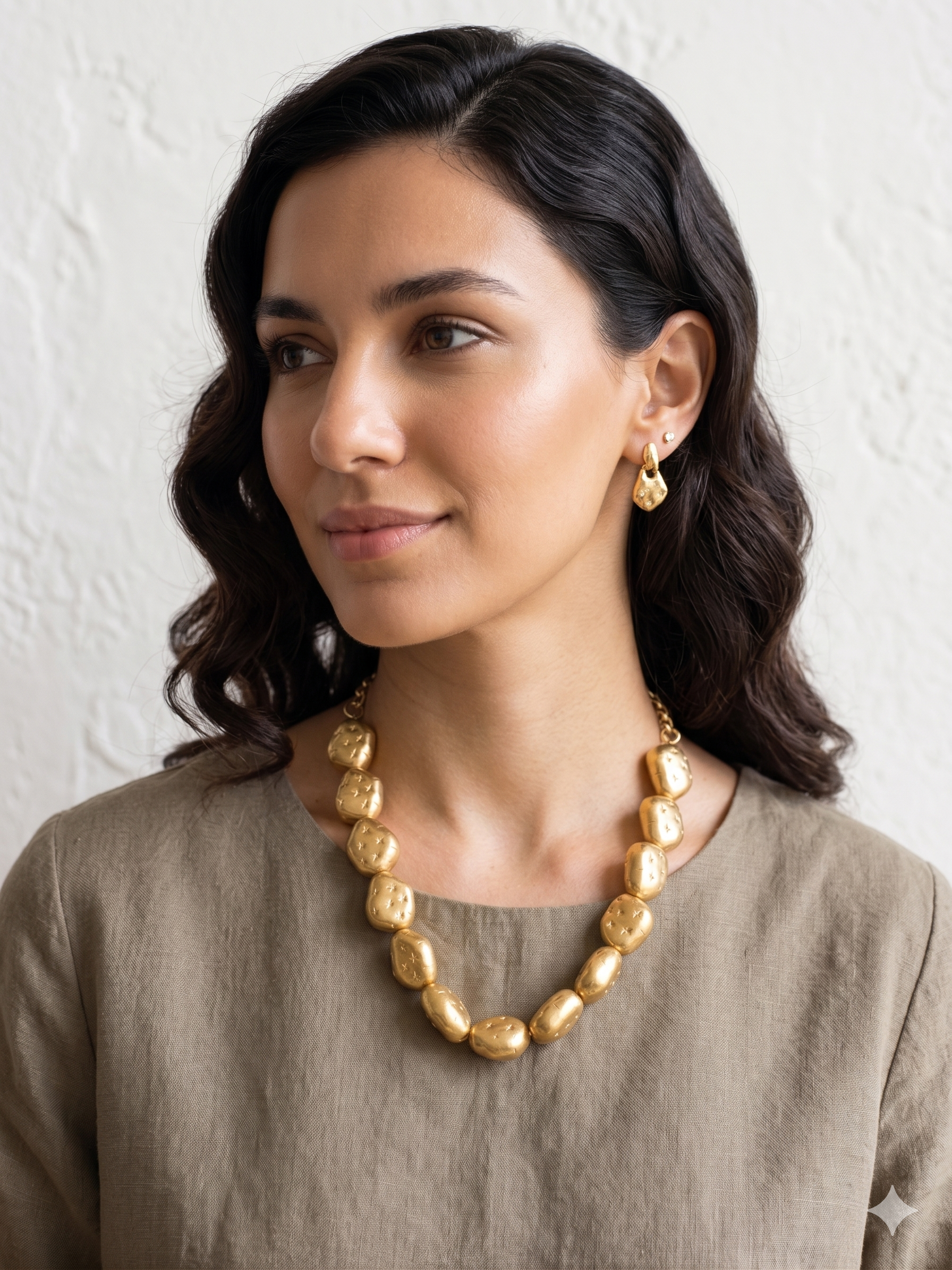 Colar de Elo Orgânico Dourado com Detalhes de Estrela: O Toque de Estilo e Personalidade para seu Look