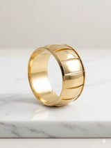 Bracelete Rígido Dourado com Recortes Geométricos Modernos