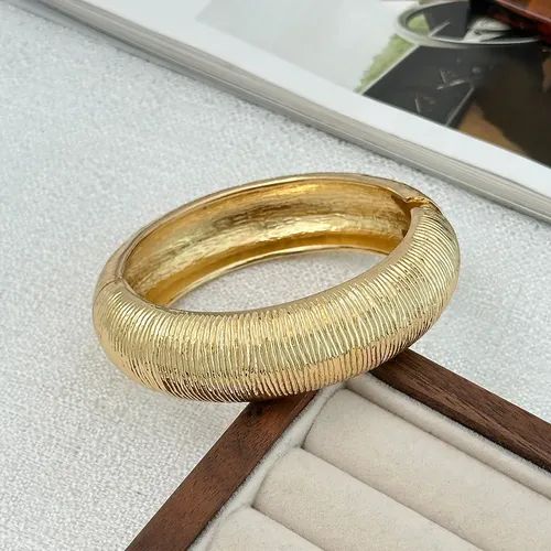 Bracelete Retrô Dourado – Textura Canelada e Design Anatômico