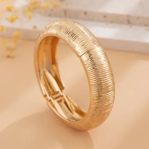 Bracelete Retrô Dourado – Textura Canelada e Design Anatômico