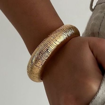 Bracelete Retrô Dourado – Textura Canelada e Design Anatômico