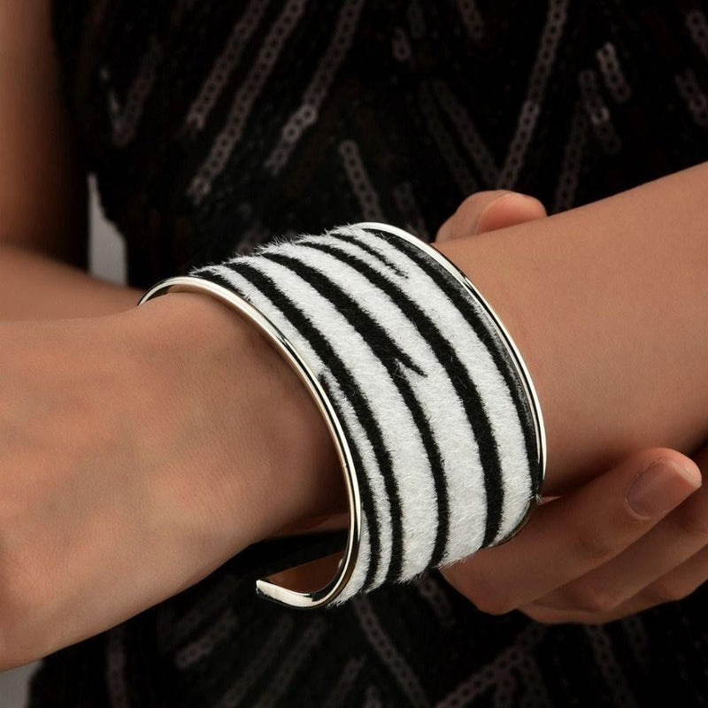 Bracelete Largo Zebra – Acabamento em Pelo e Metal Prateado