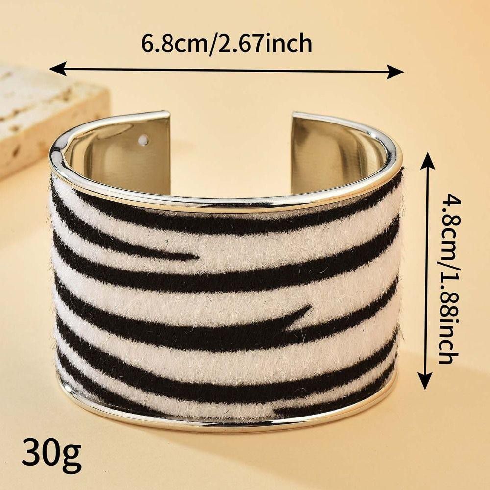 Bracelete Largo Zebra – Acabamento em Pelo e Metal Prateado