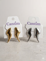 Brinco Origami Fluid: A arte de dobrar o metal em elegância.