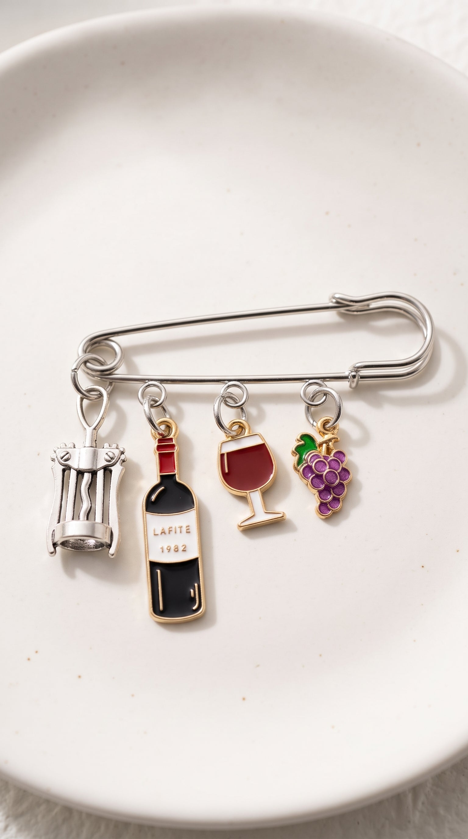 Alfinete Temático de Vinho com Pingentes