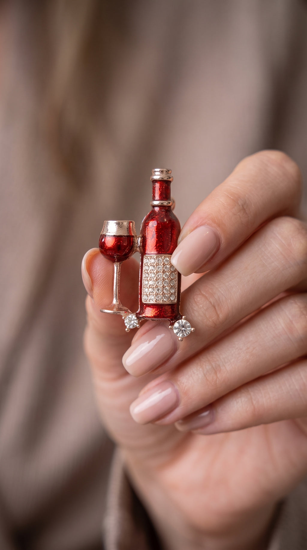 Broche Garrafa e Taça de Vinho com Pedrarias