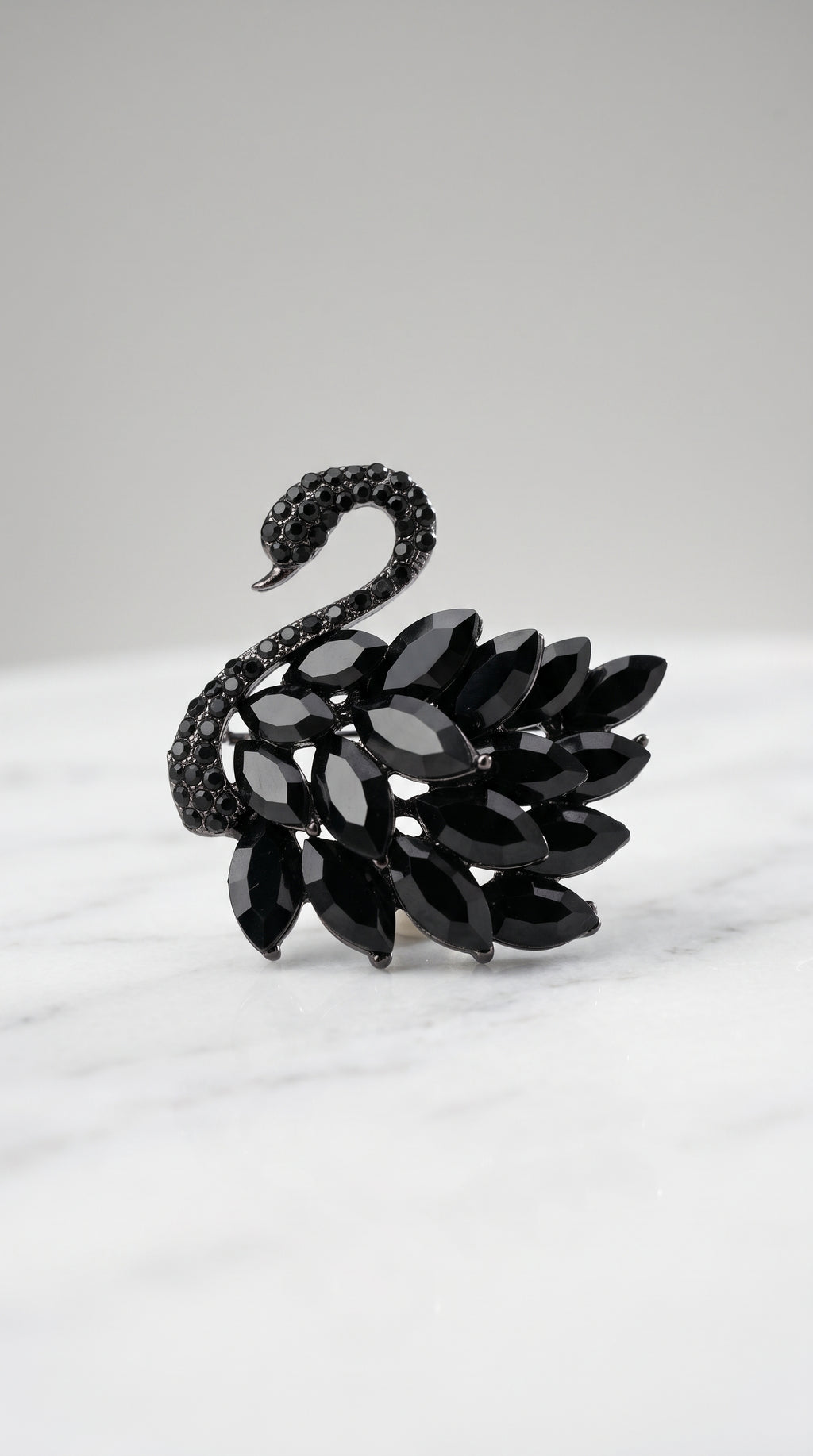 Broche Cisne Negro com Pedrarias