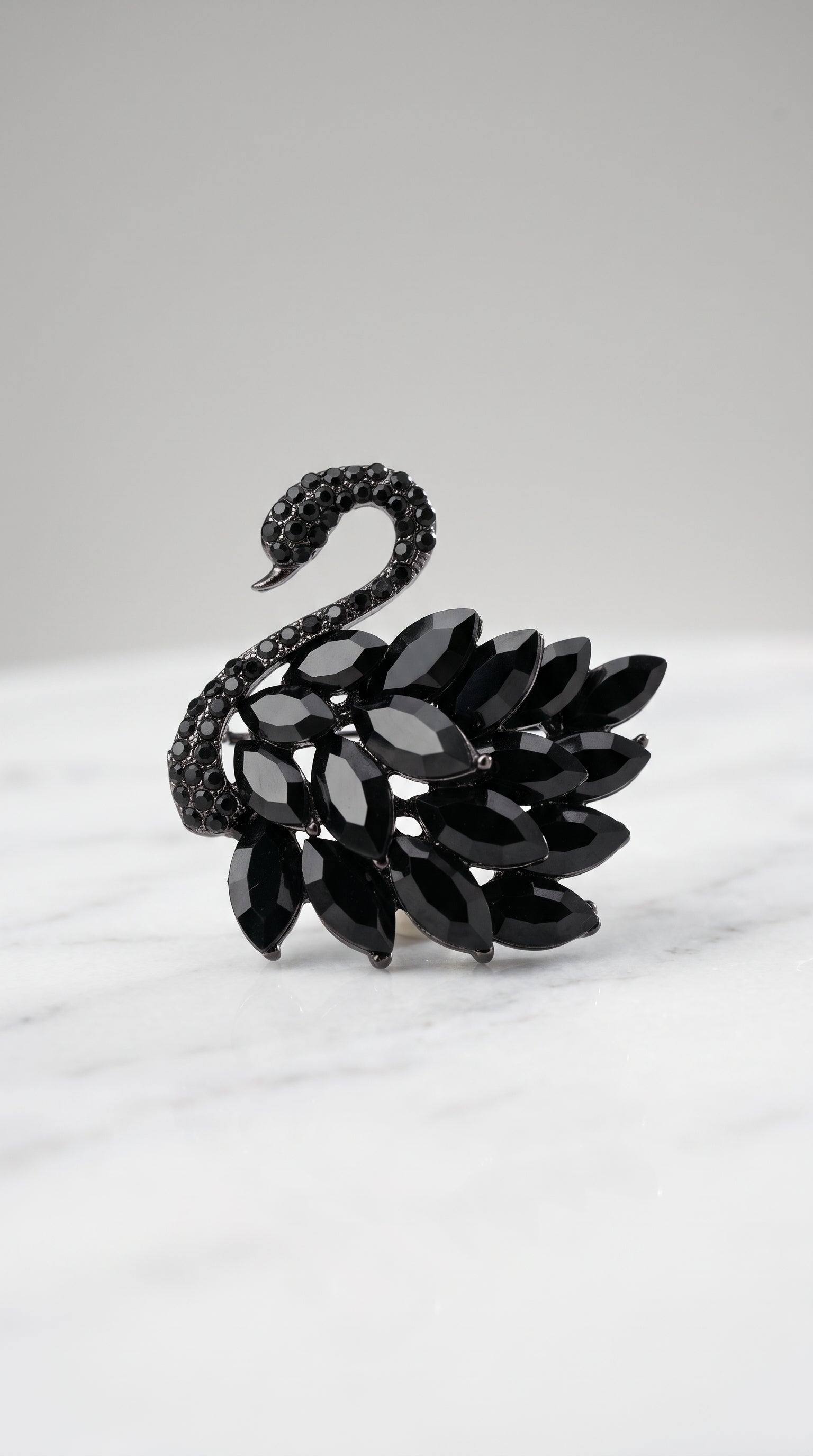 Broche Cisne Negro com Pedrarias