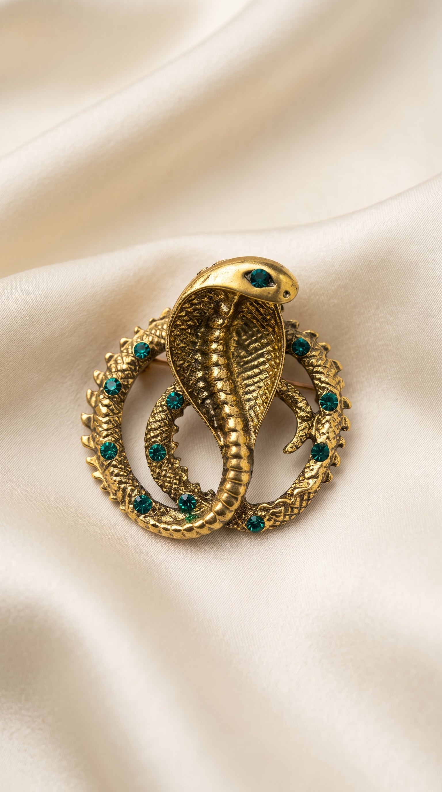 Broche Cobra com Pedrarias Verdes