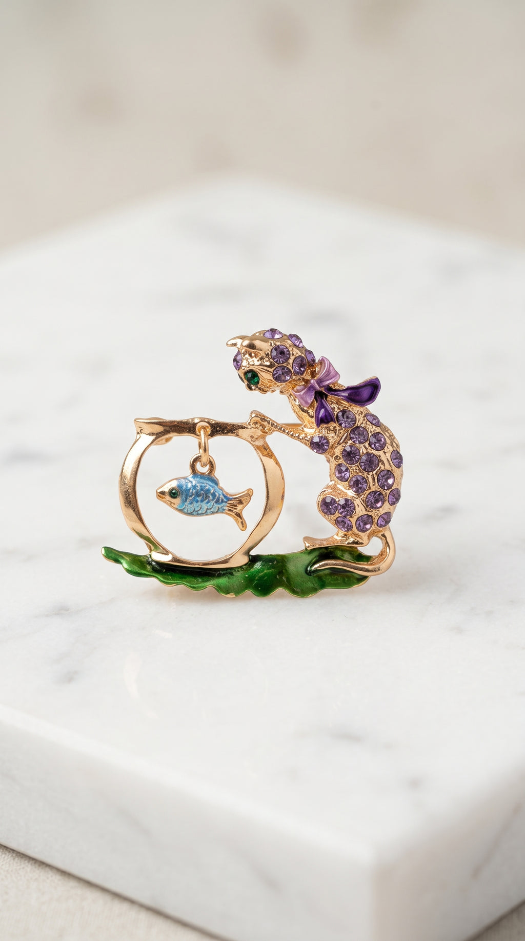 Broche Gatinho com Aquário e Pedrarias