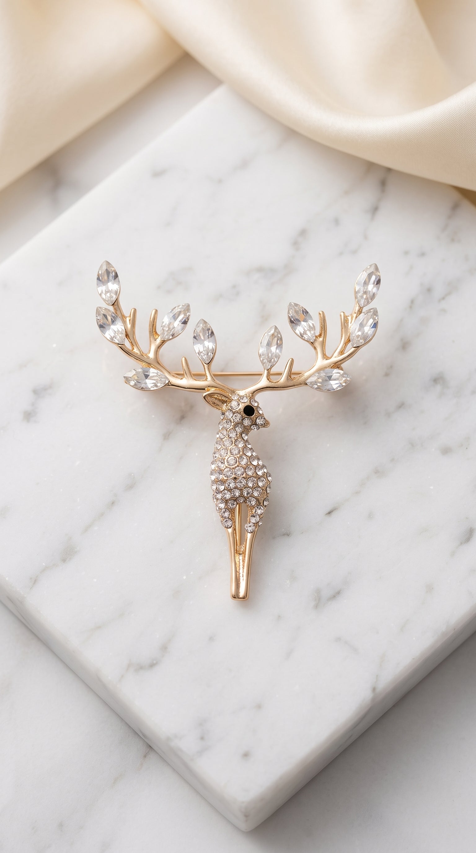 Broche Cervo Dourado com Pedrarias