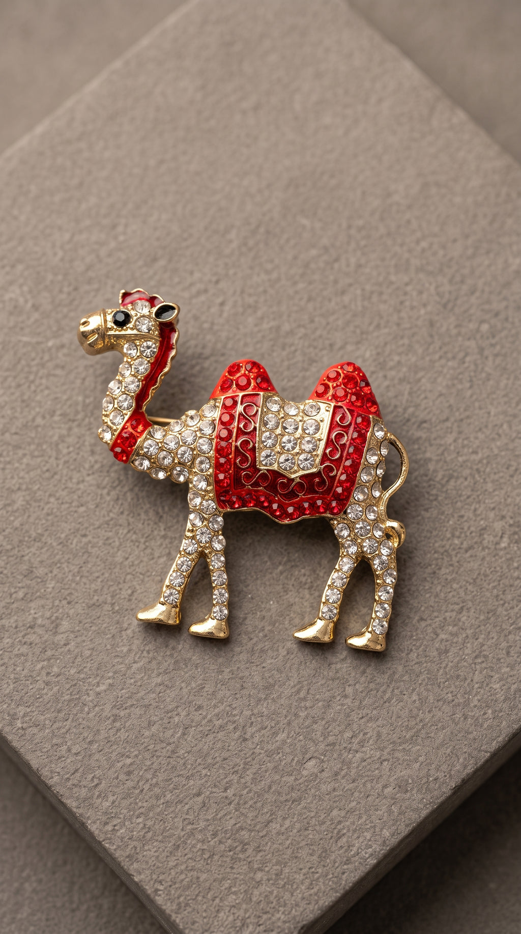 Broche Camelo Dourado com Cristais Vermelhos