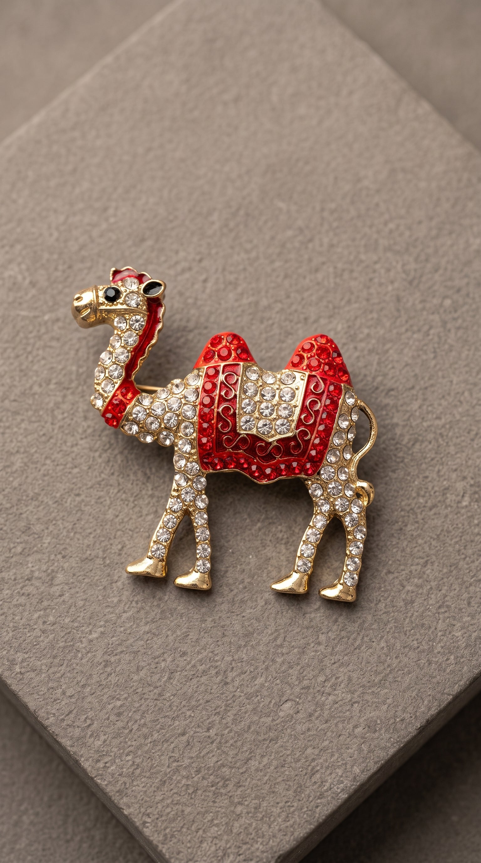 Broche Camelo Dourado com Cristais Vermelhos