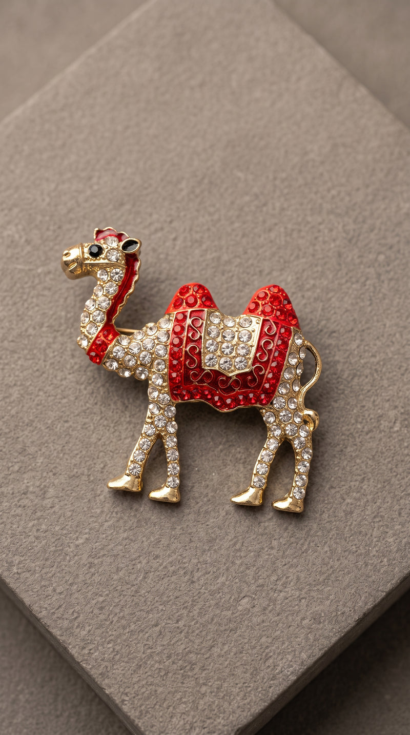 Broche Camelo Dourado com Cristais Vermelhos