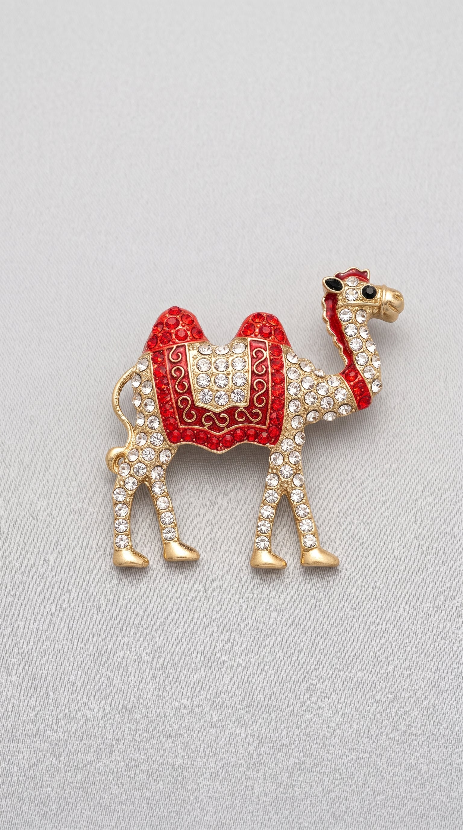 Broche Camelo Dourado com Cristais Vermelhos
