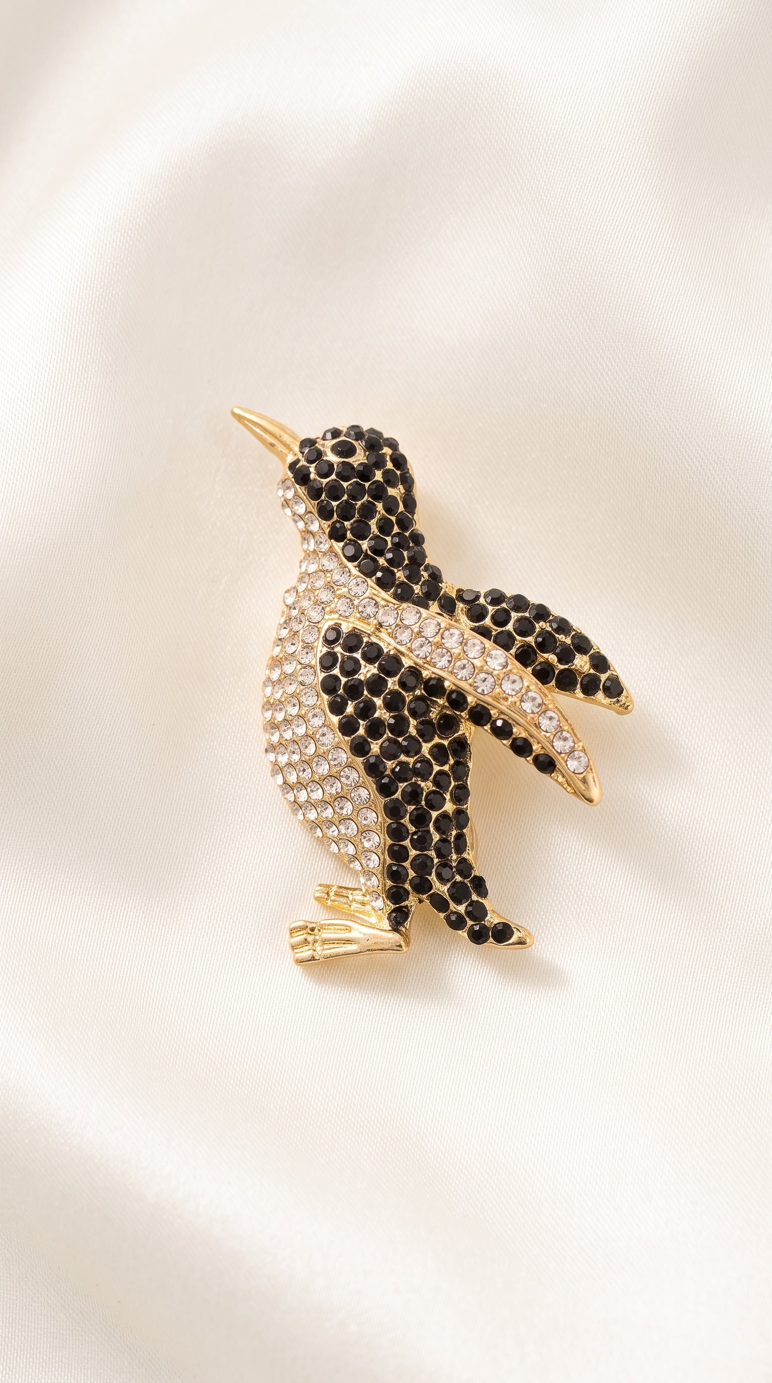 Broche Pinguim com Pedrarias