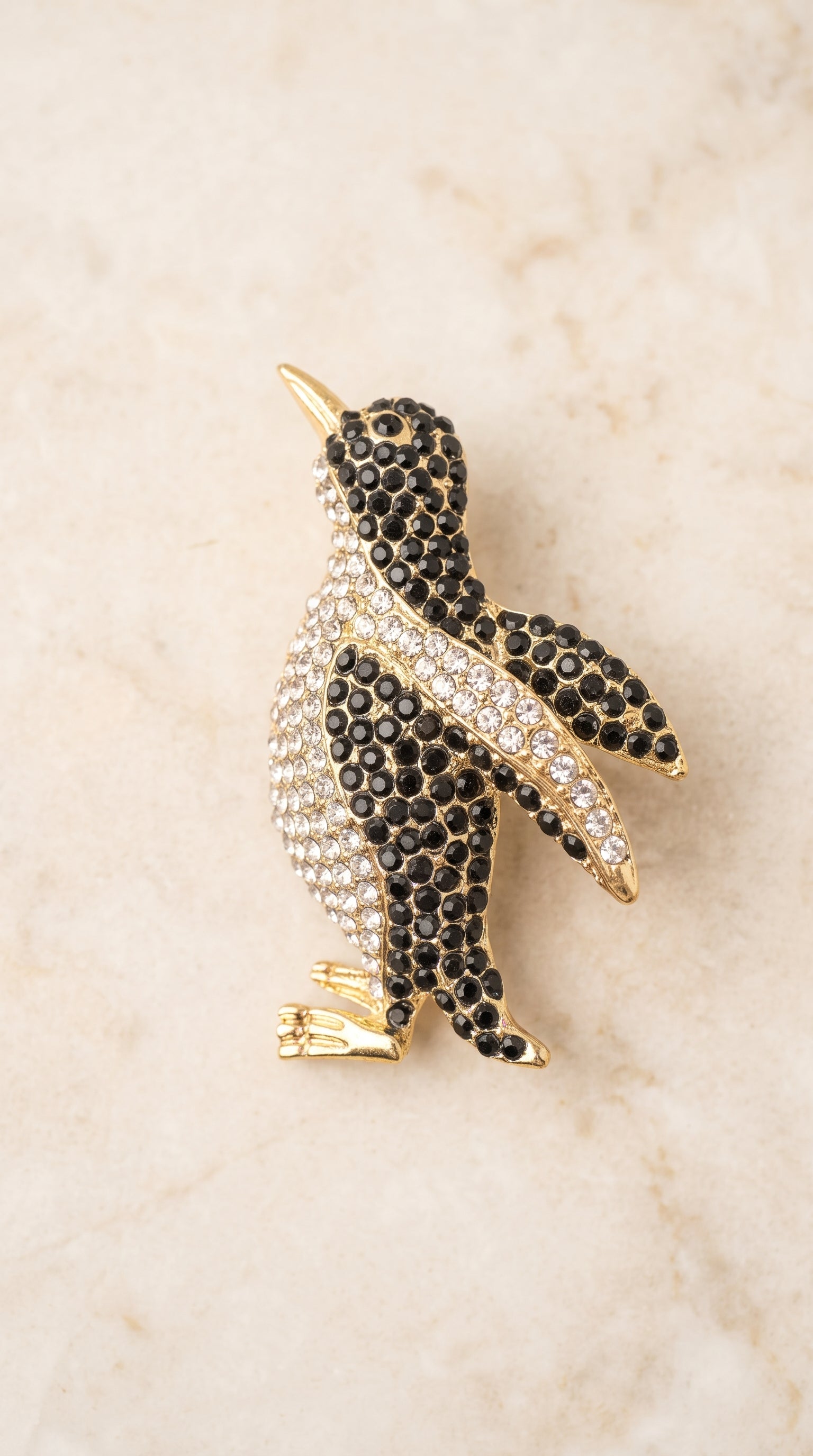 Broche Pinguim com Pedrarias