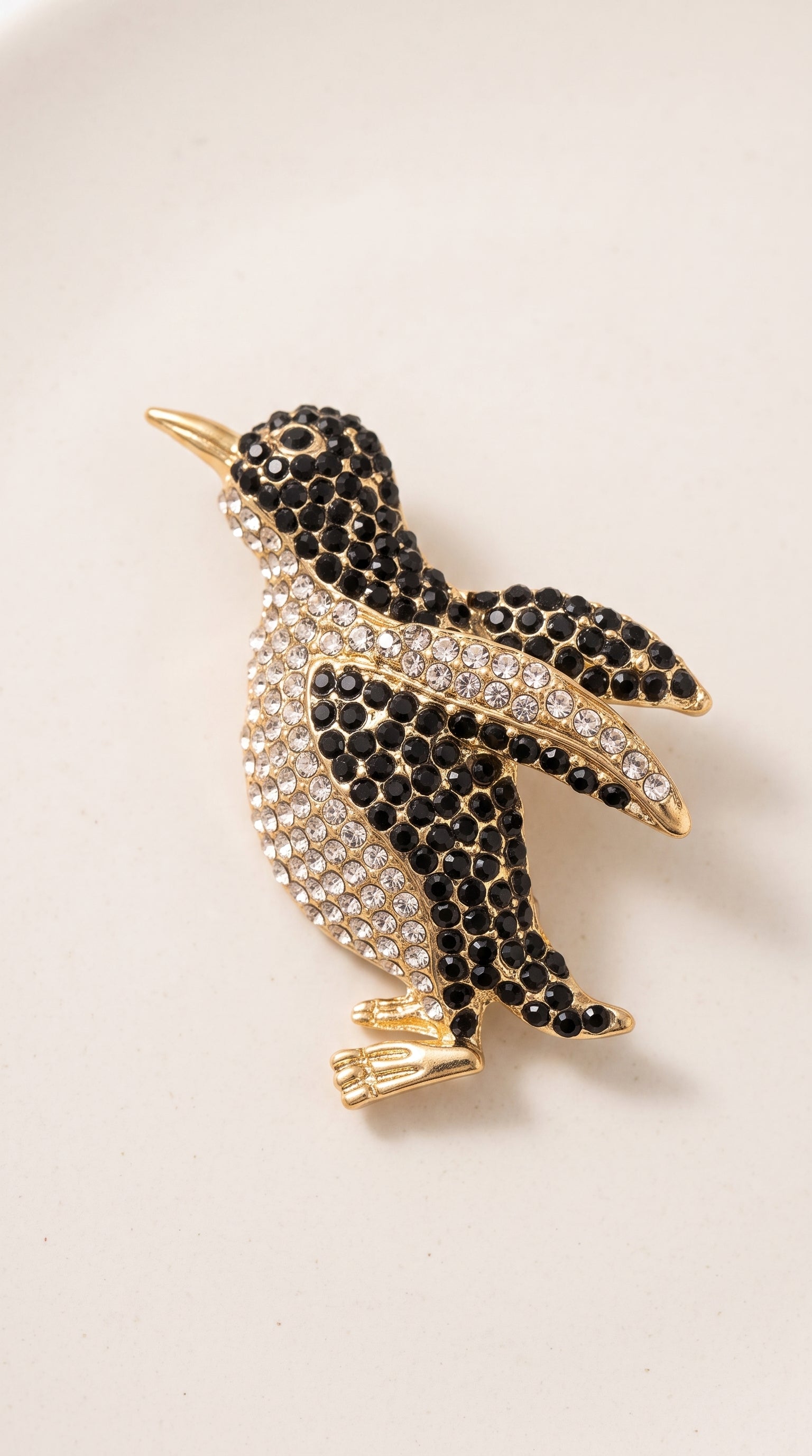 Broche Pinguim com Pedrarias