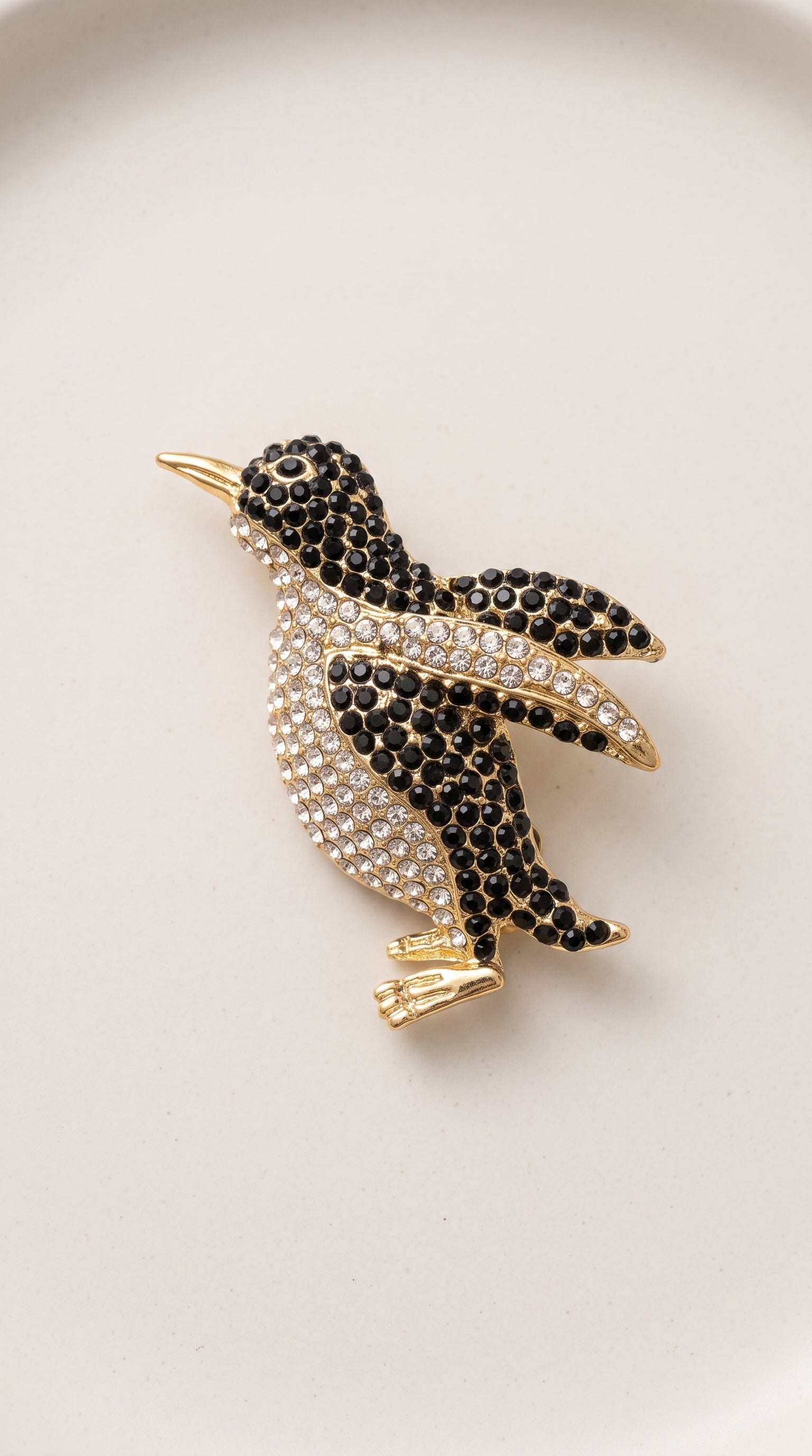 Broche Pinguim com Pedrarias