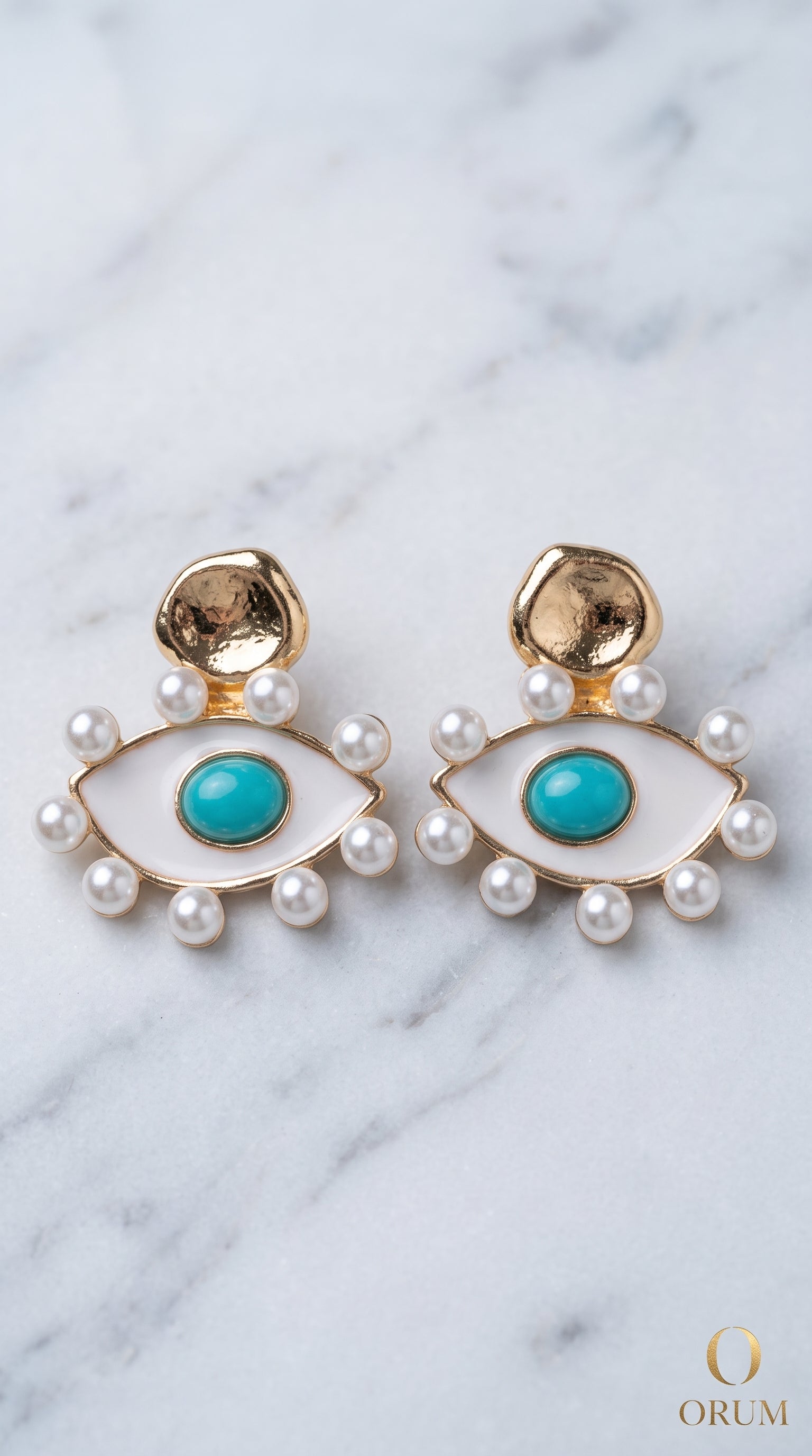 Brinco Olho Grego com Pérolas – Elegância, Proteção e Sofisticação