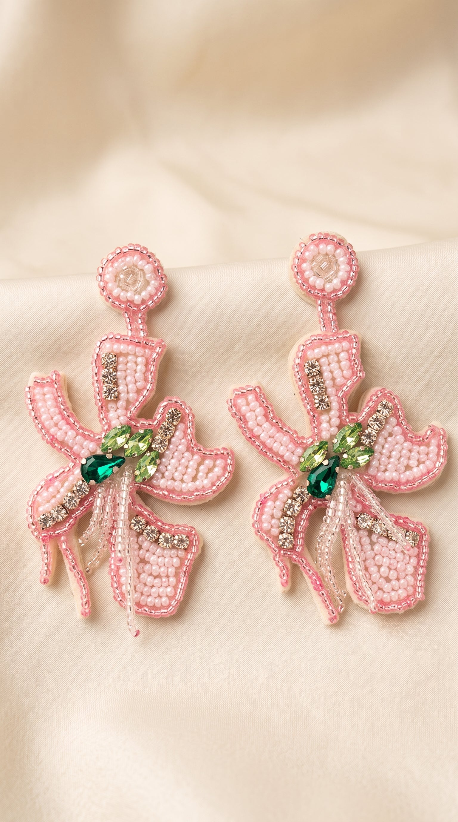 Brinco Flor Bordado com Cristais e Miçanga Handmade – Sofisticação Artesanal e Elegância Floral