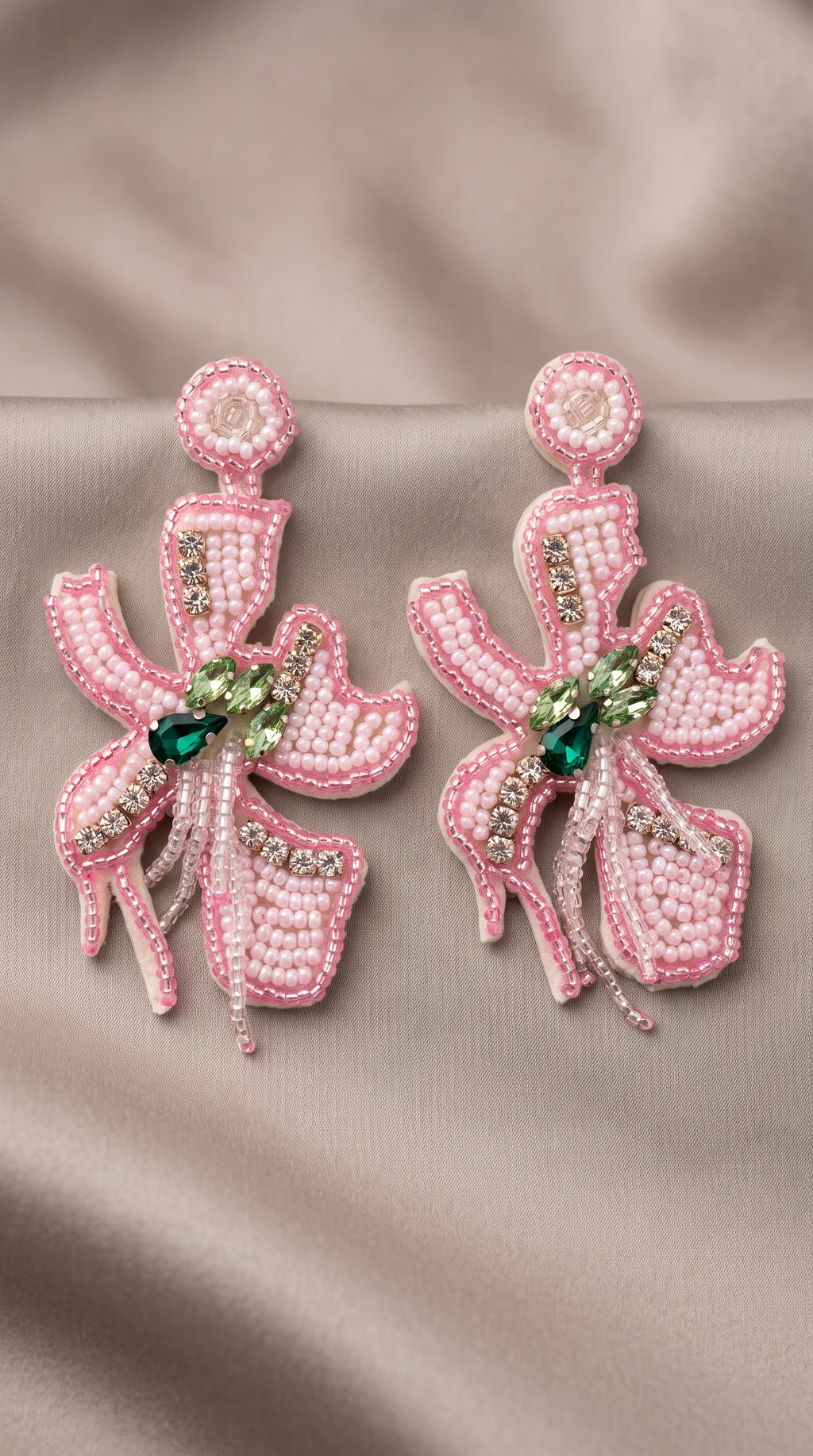 Brinco Flor Bordado com Cristais e Miçanga Handmade – Sofisticação Artesanal e Elegância Floral