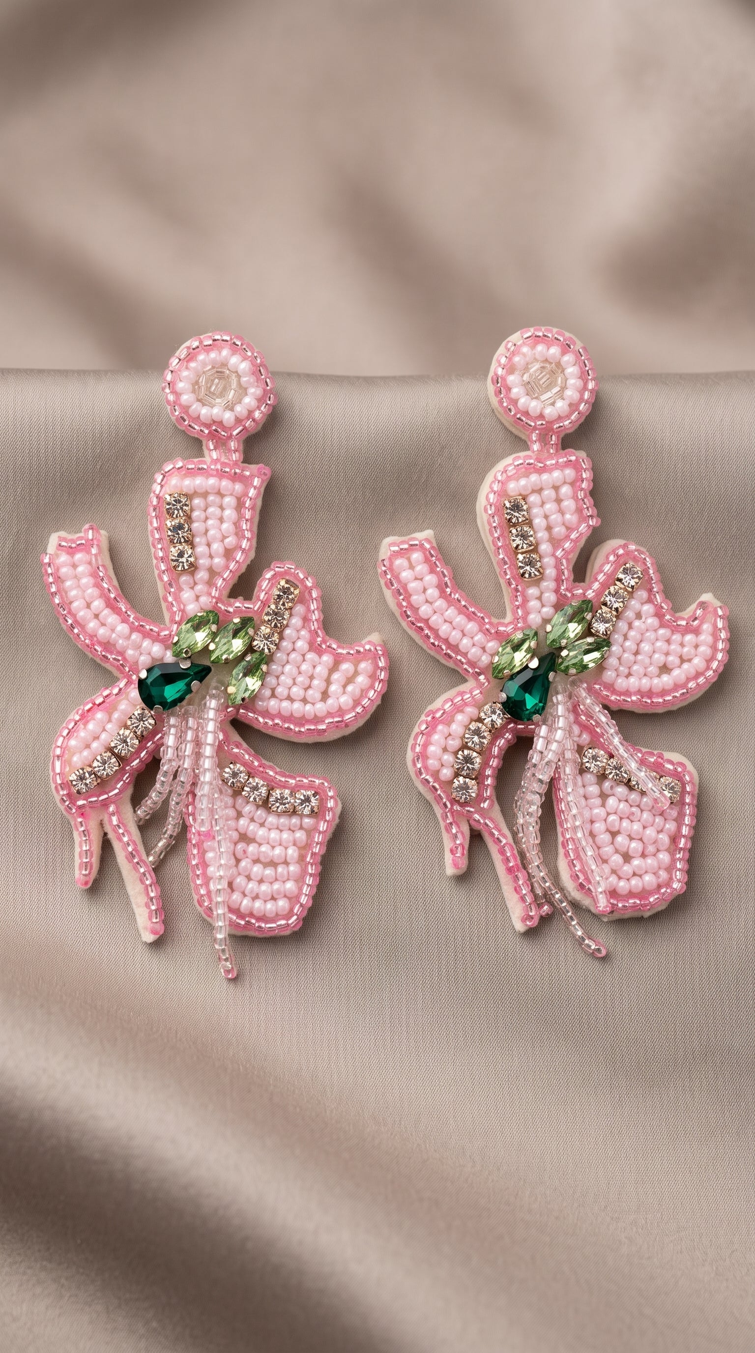 Brinco Flor Bordado com Cristais e Miçanga Handmade – Sofisticação Artesanal e Elegância Floral