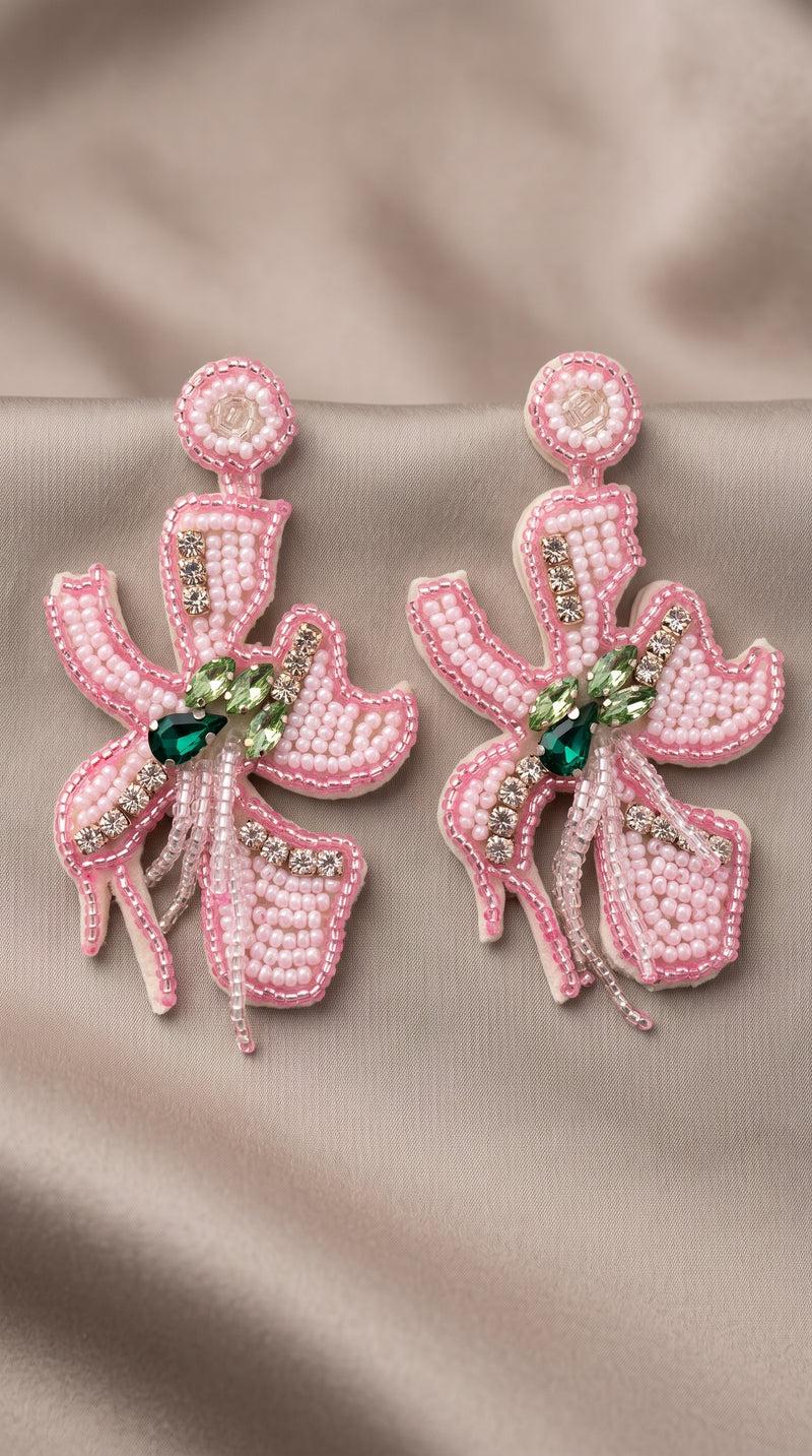 Brinco Flor Bordado com Cristais e Miçanga Handmade – Sofisticação Artesanal e Elegância Floral