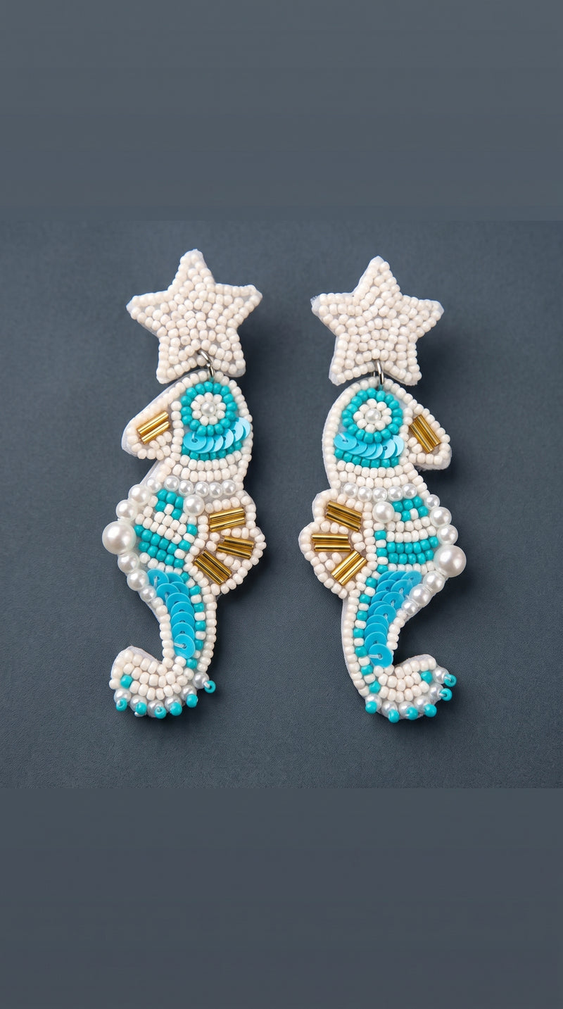 Brinco Cavalo-Marinho Bordado Miçangas – Charme Tropical e Elegância Artesanal