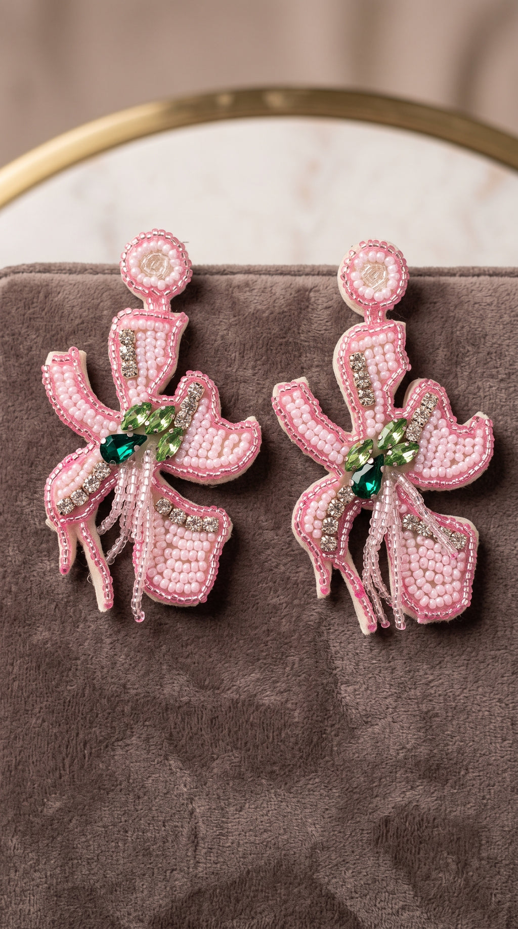 Brinco Flor Bordado com Cristais e Miçanga Handmade – Sofisticação Artesanal e Elegância Floral