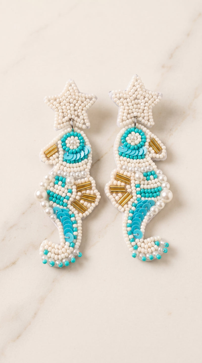 Brinco Cavalo-Marinho Bordado Miçangas – Charme Tropical e Elegância Artesanal