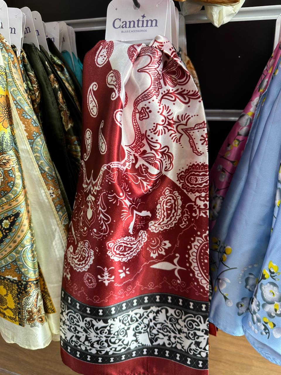 Lenço estilo bandana de seda