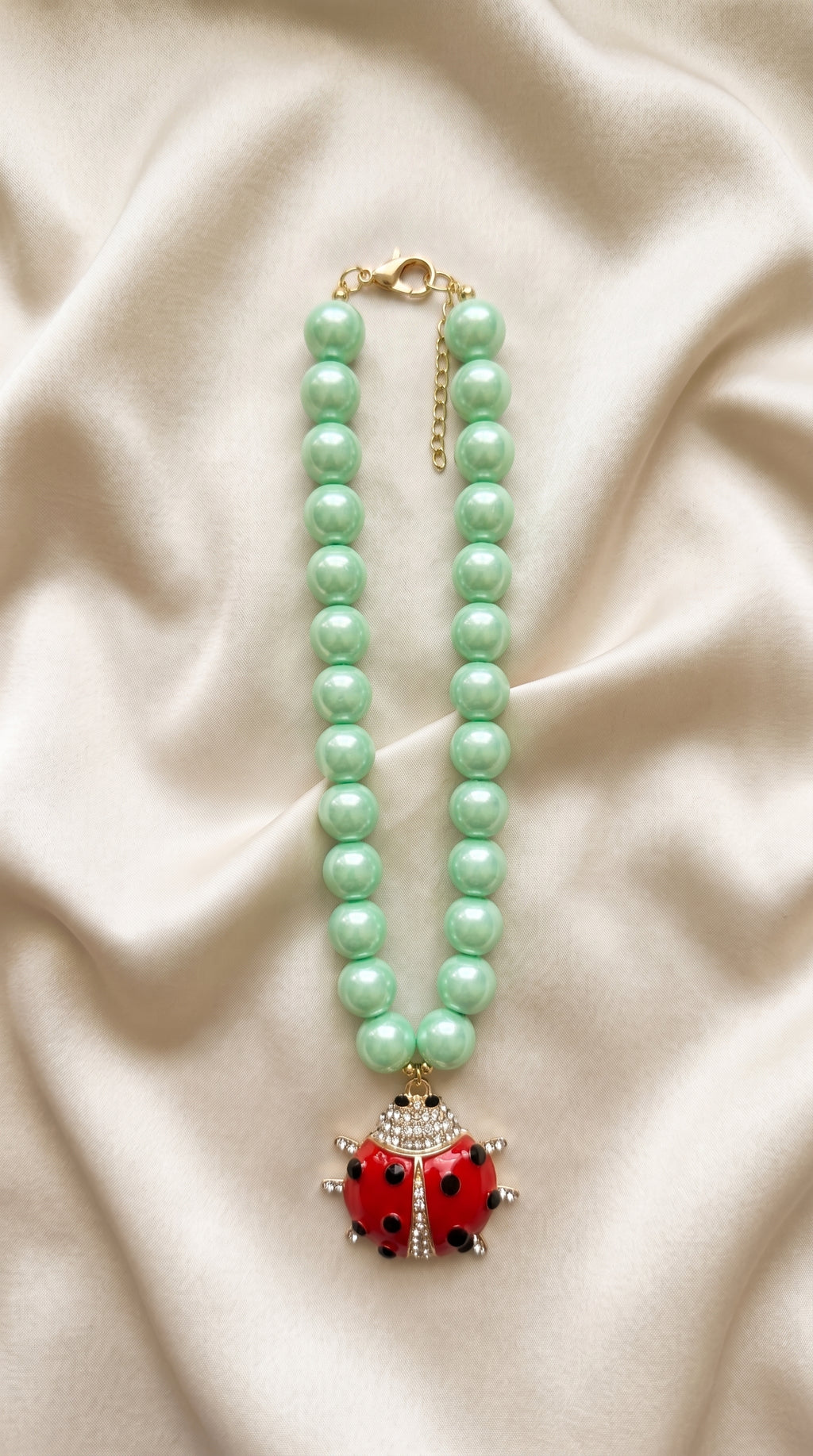 Colar de Pedras com Pingente Joaninha – Delicadeza, Cor e Muito Charme