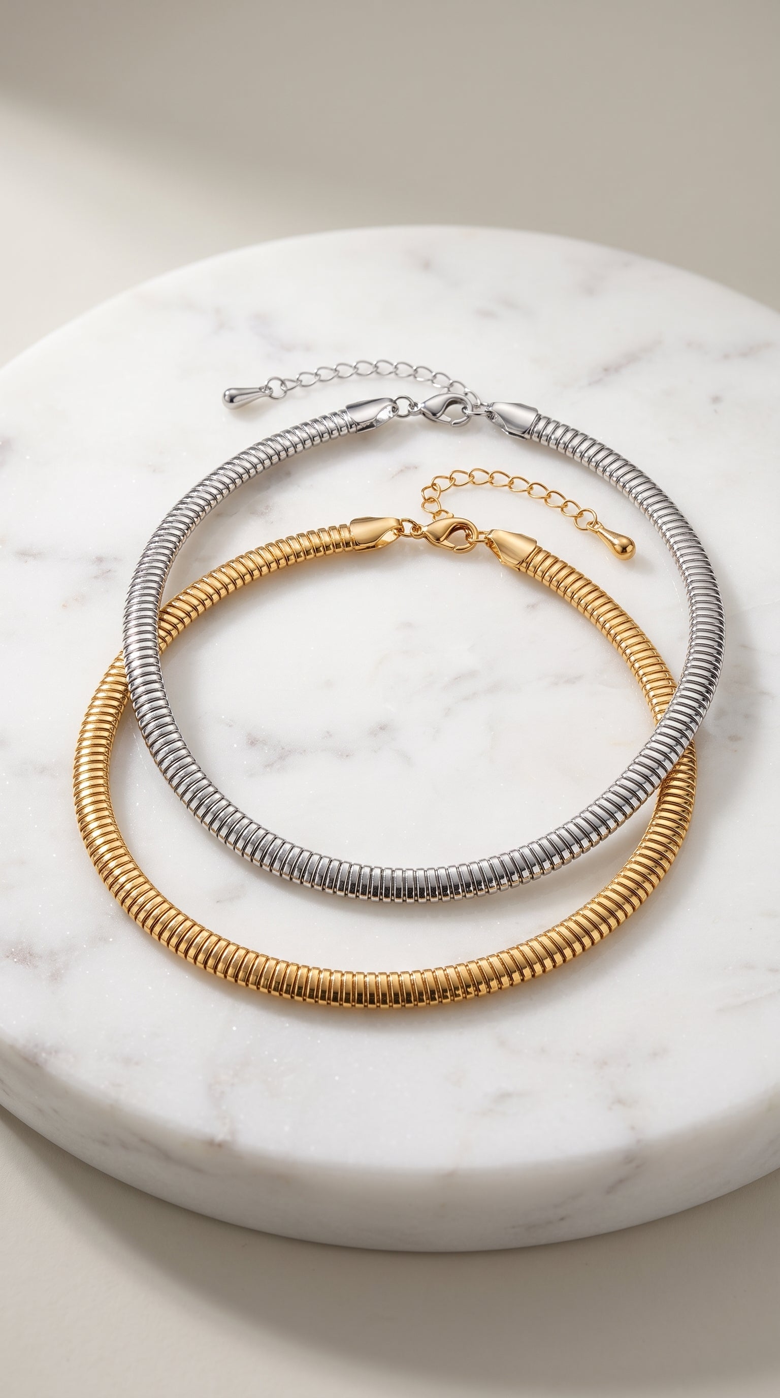 Colar Choker Tubo Dourado – Elegância Minimalista e Sofisticação Atemporal