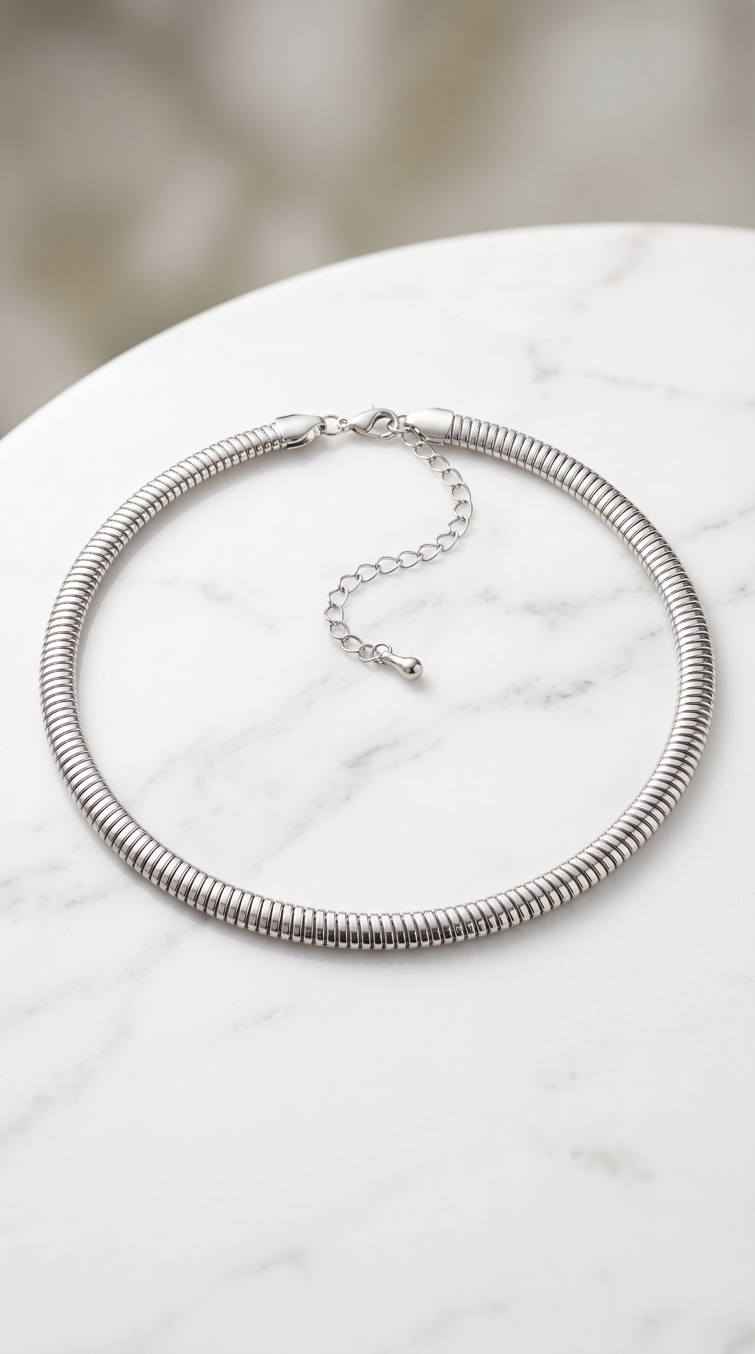 Colar Choker Tubo Dourado – Elegância Minimalista e Sofisticação Atemporal