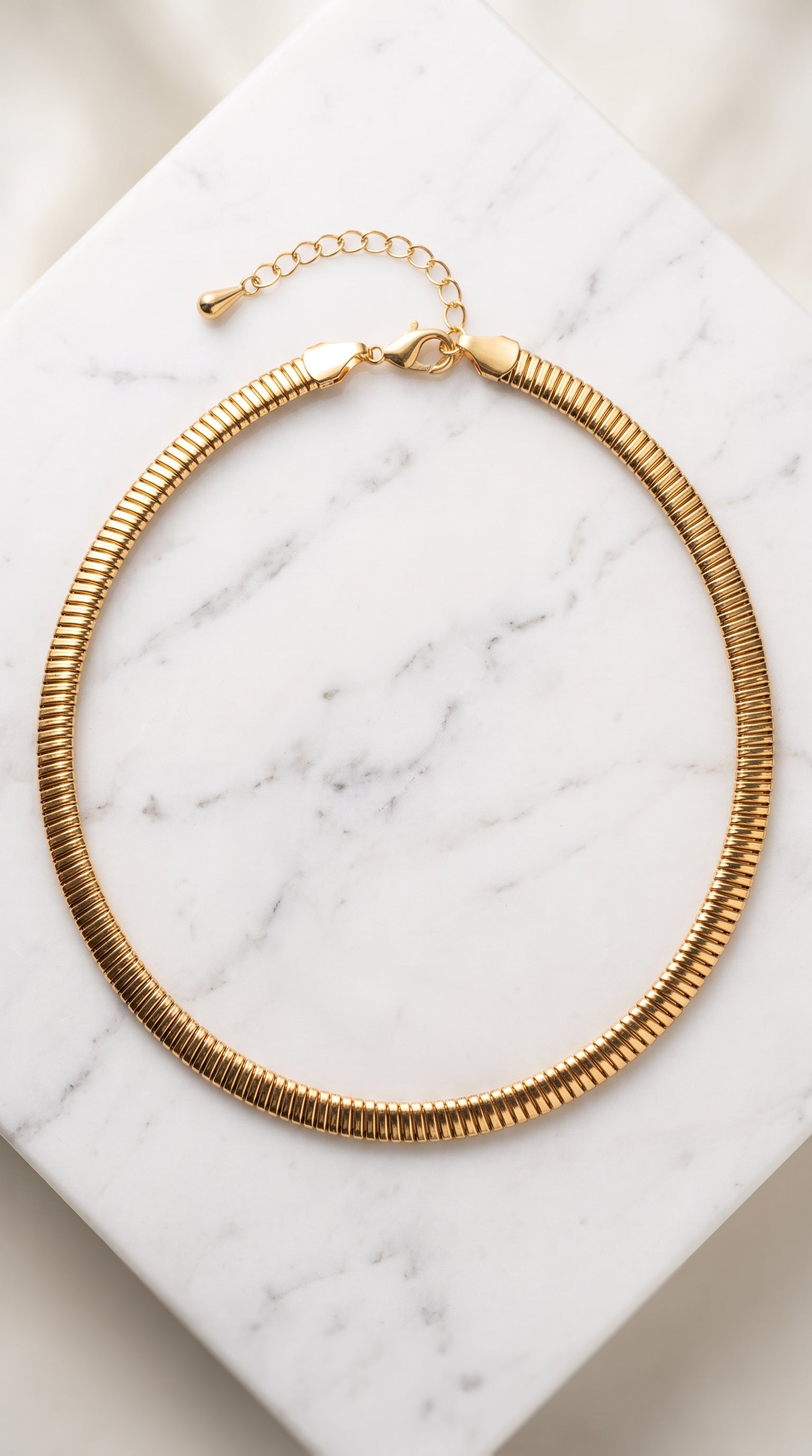Colar Choker Tubo Dourado – Elegância Minimalista e Sofisticação Atemporal