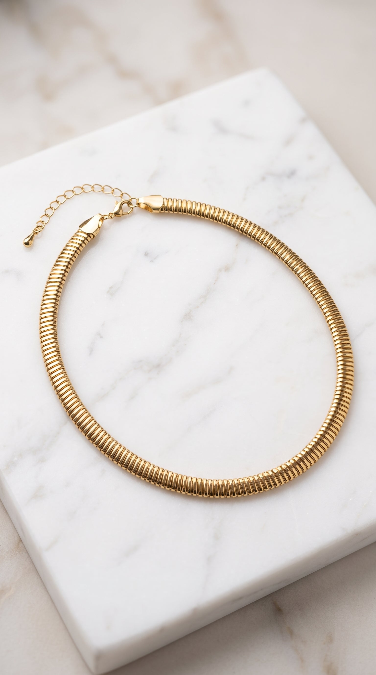 Colar Choker Tubo Dourado – Elegância Minimalista e Sofisticação Atemporal