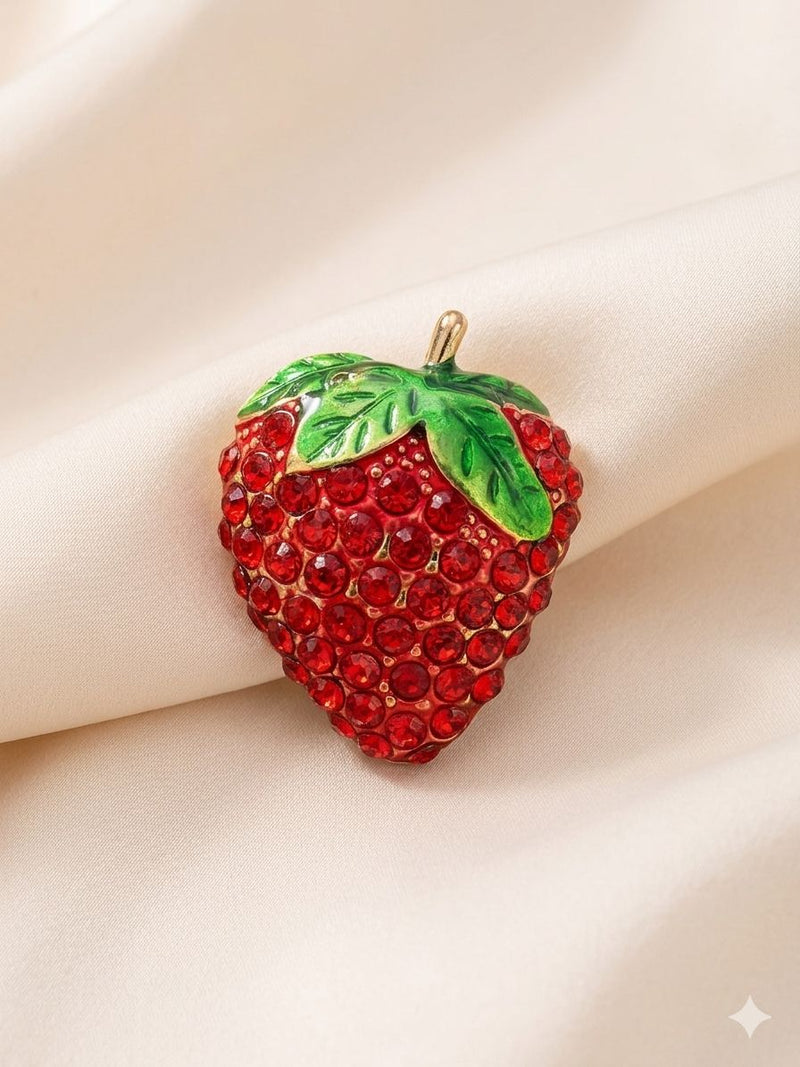Broche Morango Rubi – Brilho e Frescor no seu Look